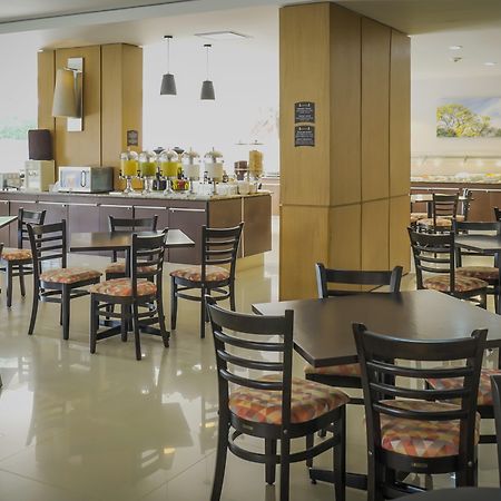 瓜达拉哈拉博览会驻桥套房假日酒店 萨波潘 外观 照片
