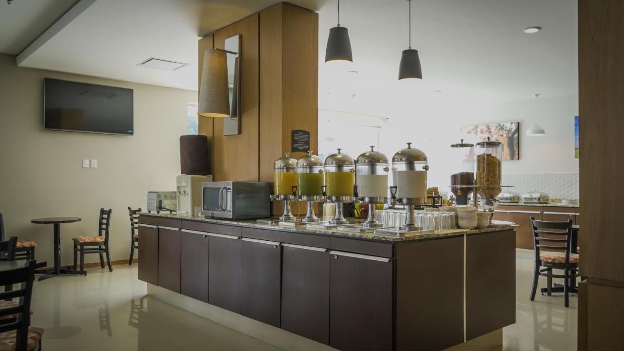 瓜达拉哈拉博览会驻桥套房假日酒店 萨波潘 外观 照片